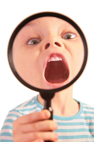 Kind met open mond via Vergrootglas — Stockfoto