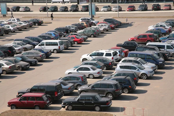 Auto's op parking — Stockfoto