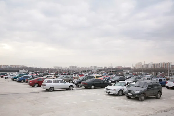 Автомобілі на паркування — стокове фото