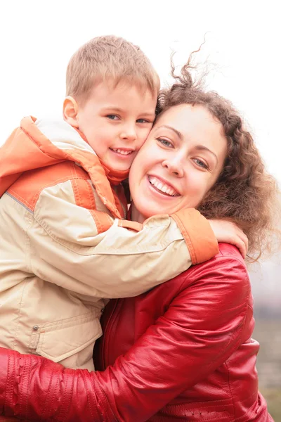Мать и сын обнимают друг друга крупным планом — стоковое фото