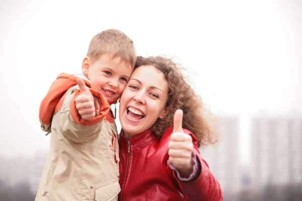 Mother and son show ok gesture — Stock Photo, Image