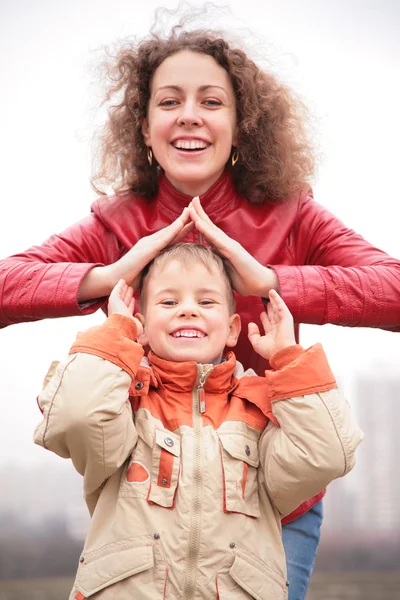 Mãe e filho mostram a casa de mãos — Fotografia de Stock