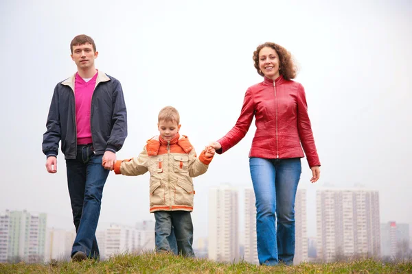 Rodzina spacer odkryty w mieście na wiosnę — Zdjęcie stockowe