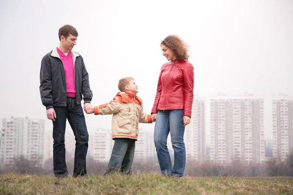 Familjen stå utomhus i city på våren — Stockfoto