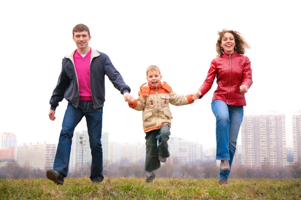 Familie springen buiten in stad op lente — Stockfoto