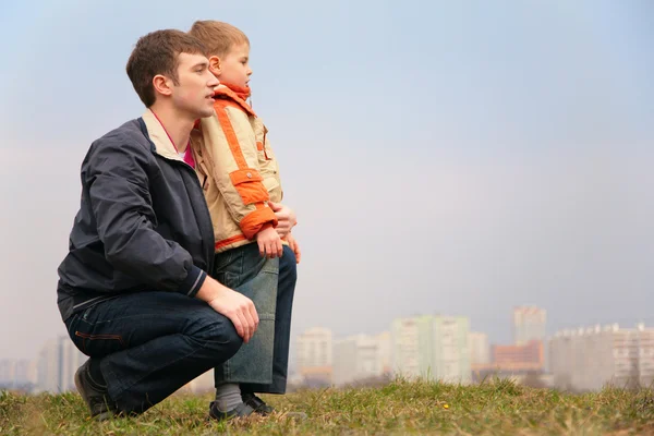 Отец и сын на улице на траве — стоковое фото