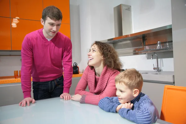 Familie in der Küche — Stockfoto