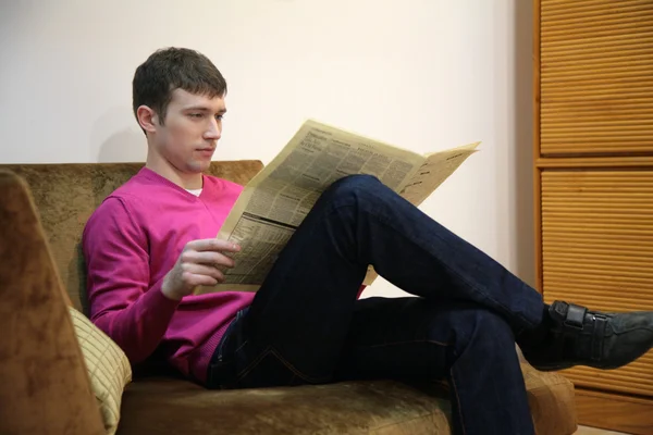 Junger Mann mit Zeitung — Stockfoto
