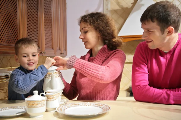 Rodzice z syna na herbatę — Zdjęcie stockowe