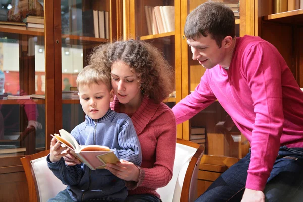 Родители читают книгу с сыном — стоковое фото