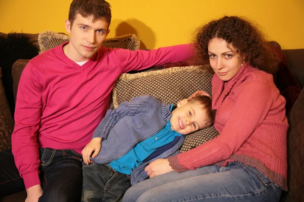 Familie sitzt auf Sofa — Stockfoto