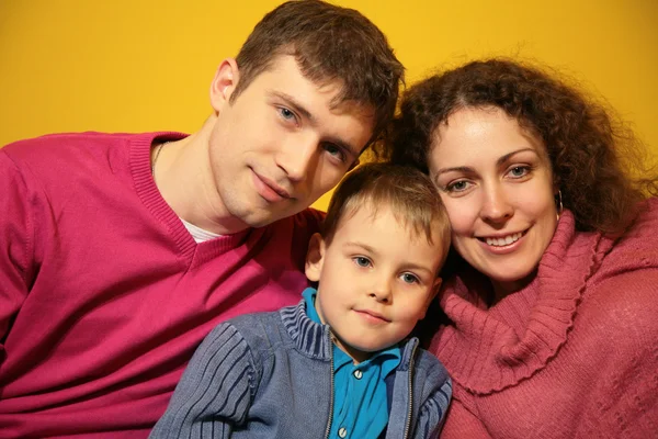 Семья на желтом фоне — стоковое фото