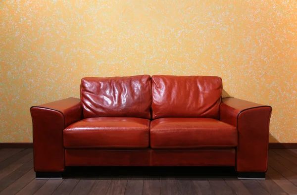 Sofá de couro vermelho no quarto ith piso de madeira — Fotografia de Stock