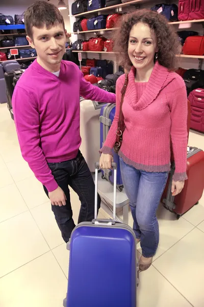 Paret köper resväska i butik — Stockfoto
