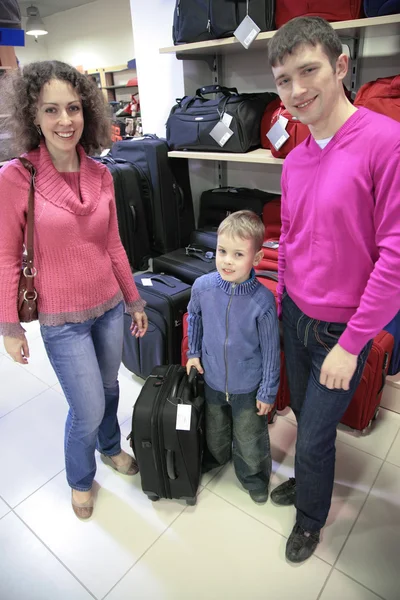 Familjen köper resväska i butik — Stockfoto