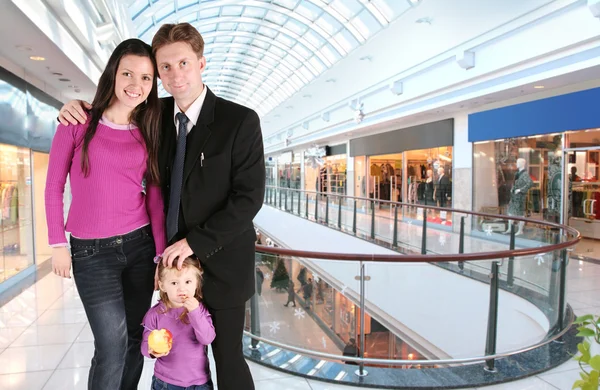 Familie mit Mädchen im Universalladen — Stockfoto