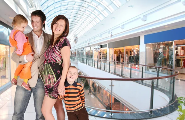 Zwangere familie in universele winkel — Stockfoto