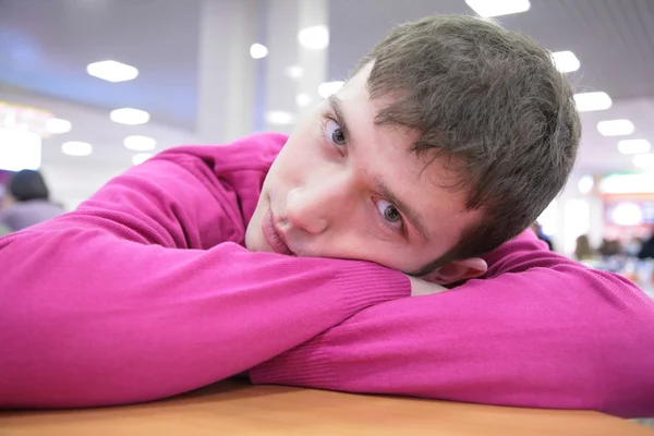 Szomorú fiatalember asztalánál — Stock Fotó