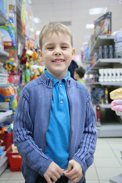 玩具节在店里的男孩 — 图库照片