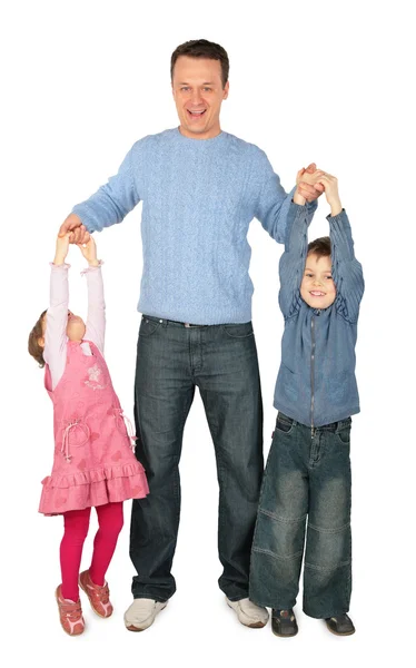 Kinderen te houden voor handen van vader — Stockfoto