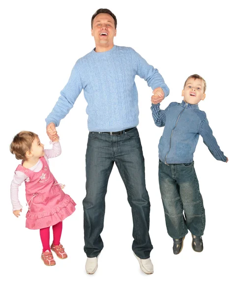 Детей держать за руки отца и прыгать — стоковое фото