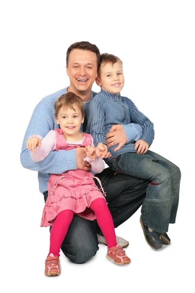 Vater lässt Kinder auf Schoß sitzen — Stockfoto