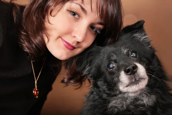 Красивая брюнетка с собакой — стоковое фото
