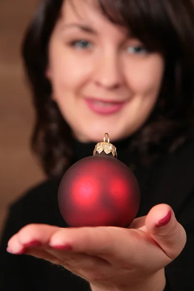 Mujer celebrar la bola de Navidad en la mano — Foto de Stock
