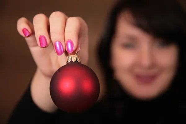 Donna con palla di Natale in mano — Foto Stock