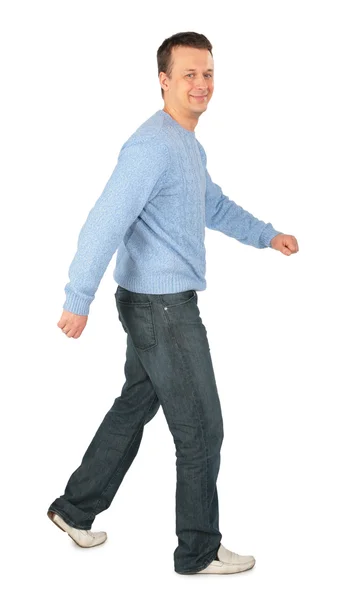 Mann im blauen Pullover geht — Stockfoto
