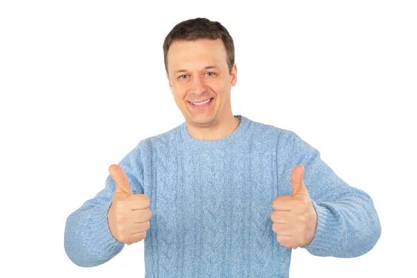 Человек в синем свитере жестикулирует пальцами — стоковое фото