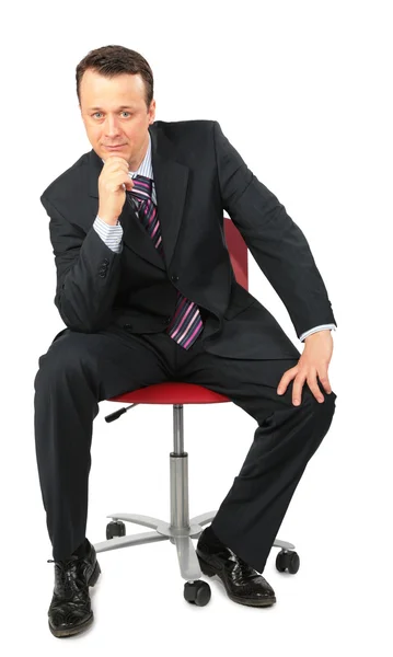 Hombre de negocios se sienta en silla de oficina — Foto de Stock