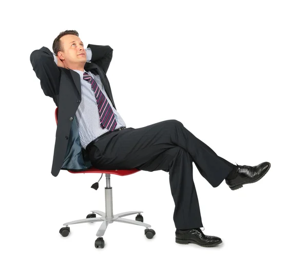 Homem de negócios sonhando senta-se na cadeira de escritório — Fotografia de Stock