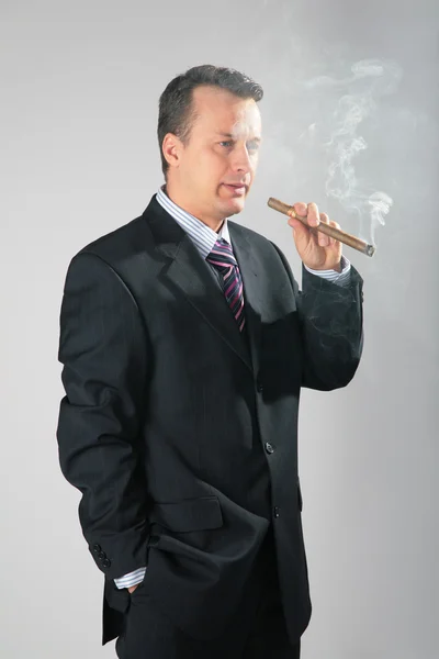 Курение бизнесмен — стоковое фото