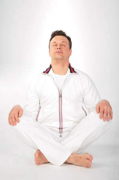 白色运动服的瑜伽男人 — 图库照片