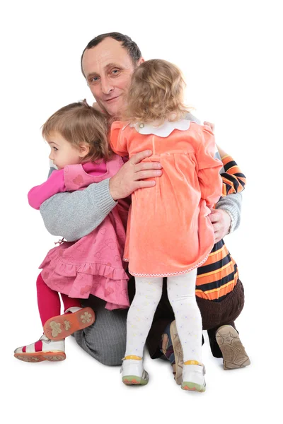 L'uomo abbraccia tre bambini — Foto Stock