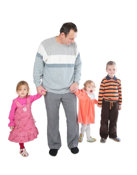 Чоловік з трьома дітьми позує — стокове фото
