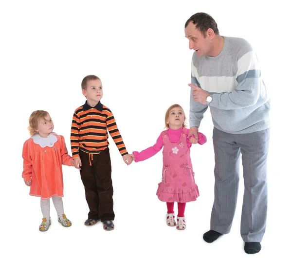 3 人の子供に話している男性 — ストック写真