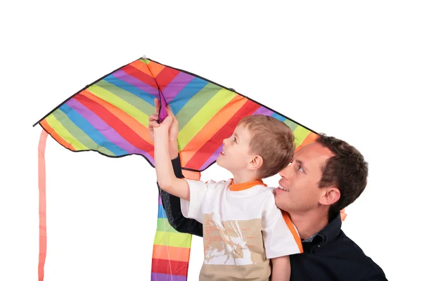 Man en jongen houden kite boven het hoofd — Stockfoto