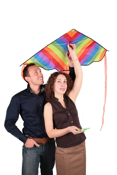 Jonge paar met kite — Stockfoto