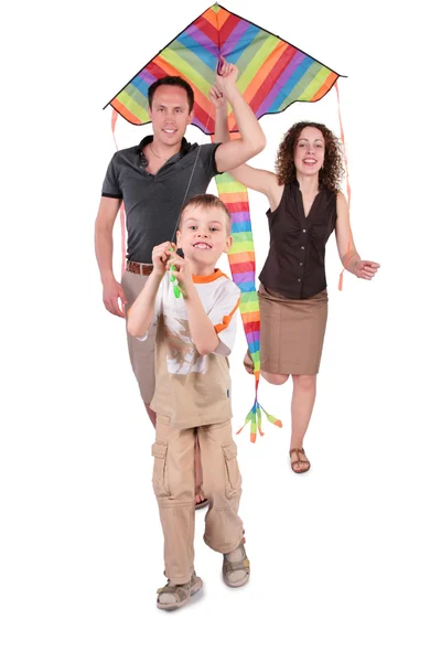 Сын и родители начинают воздушного змея — стоковое фото