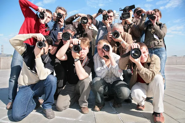 Группа фотографов — стоковое фото