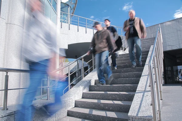 Спуститься по бетонной лестнице — стоковое фото