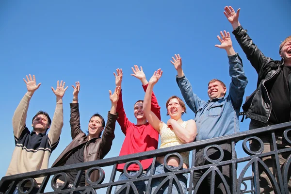 Grupo de soporte con las manos levantadas en saludo — Foto de Stock
