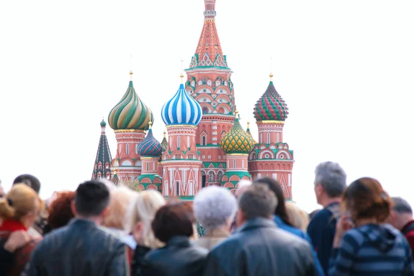 Tourists look at st.Basil cathedral — Stock Photo, Image