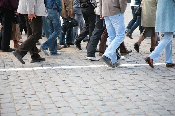 Ноги туристов на Красной площади — стоковое фото