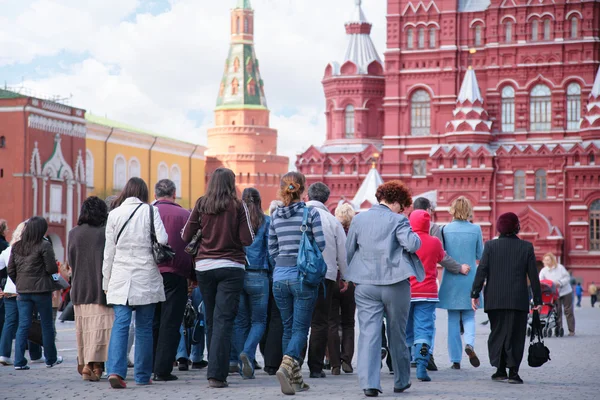 Tourists on red square — Stock Photo, Image