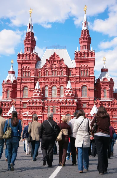 Touristen und historisches Museum auf rotem Platz — Stockfoto