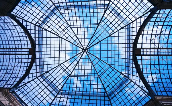 Треллизованный стеклянный купол — стоковое фото