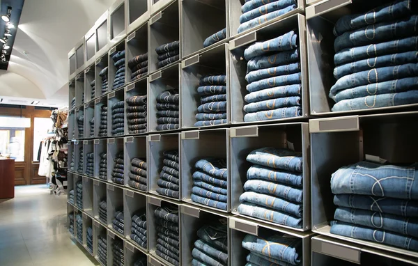 Клітини з джинсами в магазині — стокове фото